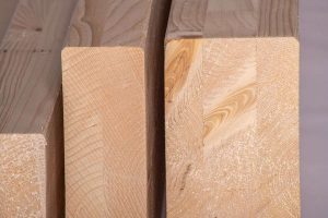 Bois massif reconstitué usiné avec précision